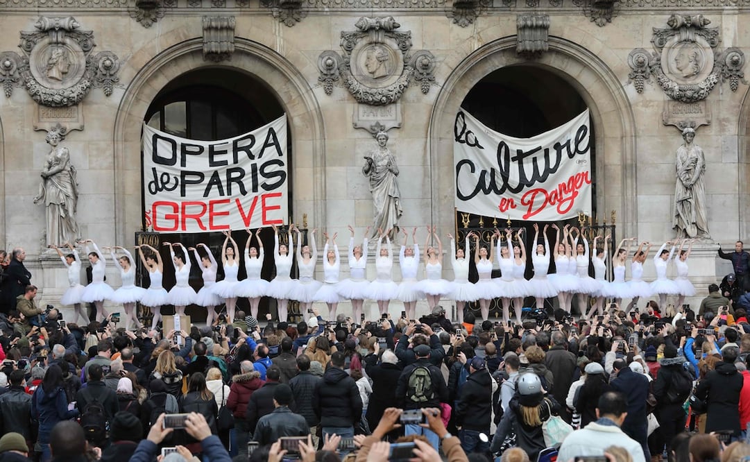 Bailarines se manifestaron frente a la Ópera Garnier el 24 de diciembre. Foto: ludovic MARIN / AFP, archivo