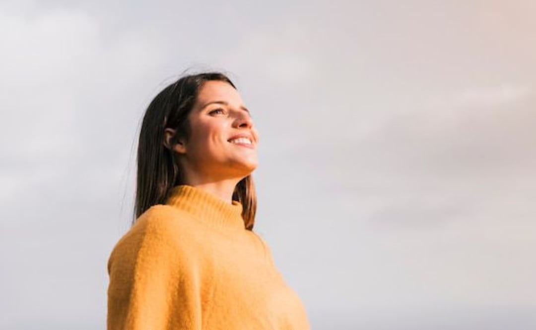 Recuperar la ilusión y ser más optimista no solo es posible, sino que también es un acto de autocuidado. Fuente: Freepik.