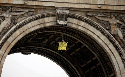 Activistas de Greenpeace escalan el Arco del Triunfo