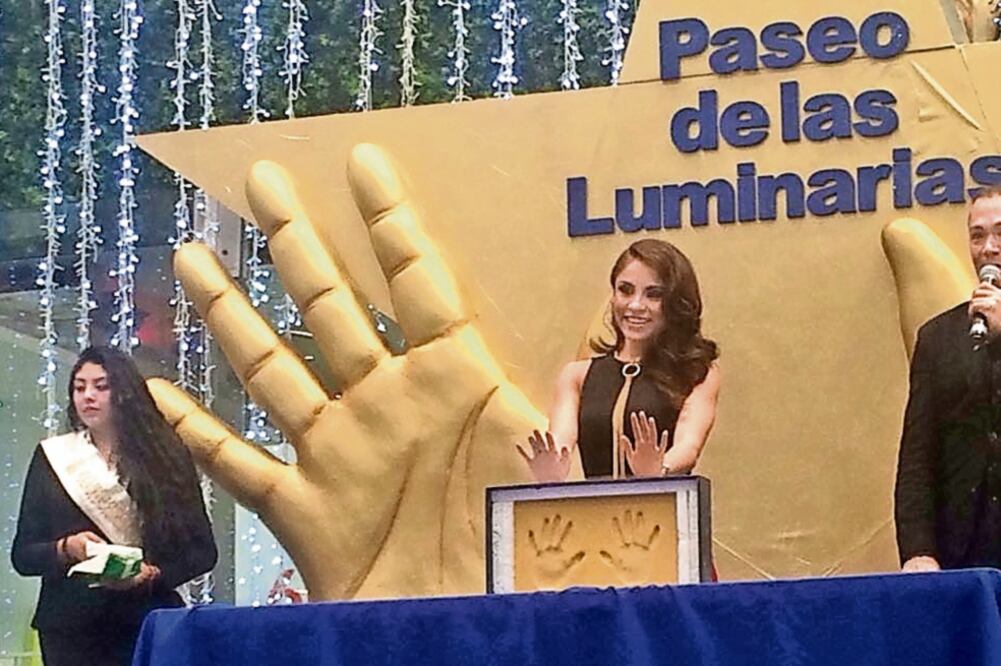 Paola Longoria plasmó sus huellas en un conocido centro comercial (ARIEL VELÁZQUEZ. EL UNIVERSAL)
