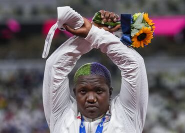 Atleta estadounidense manda apoyo desde el podio a oprimidos; COI investiga