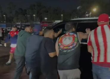 Afición de Chivas agrede a Amaury Vergara; pese a la victoria que consiguieron ante Pumas
