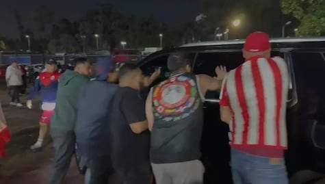 Afición de Chivas agrede a Amaury Vergara; pese a la victoria que consiguieron ante Pumas