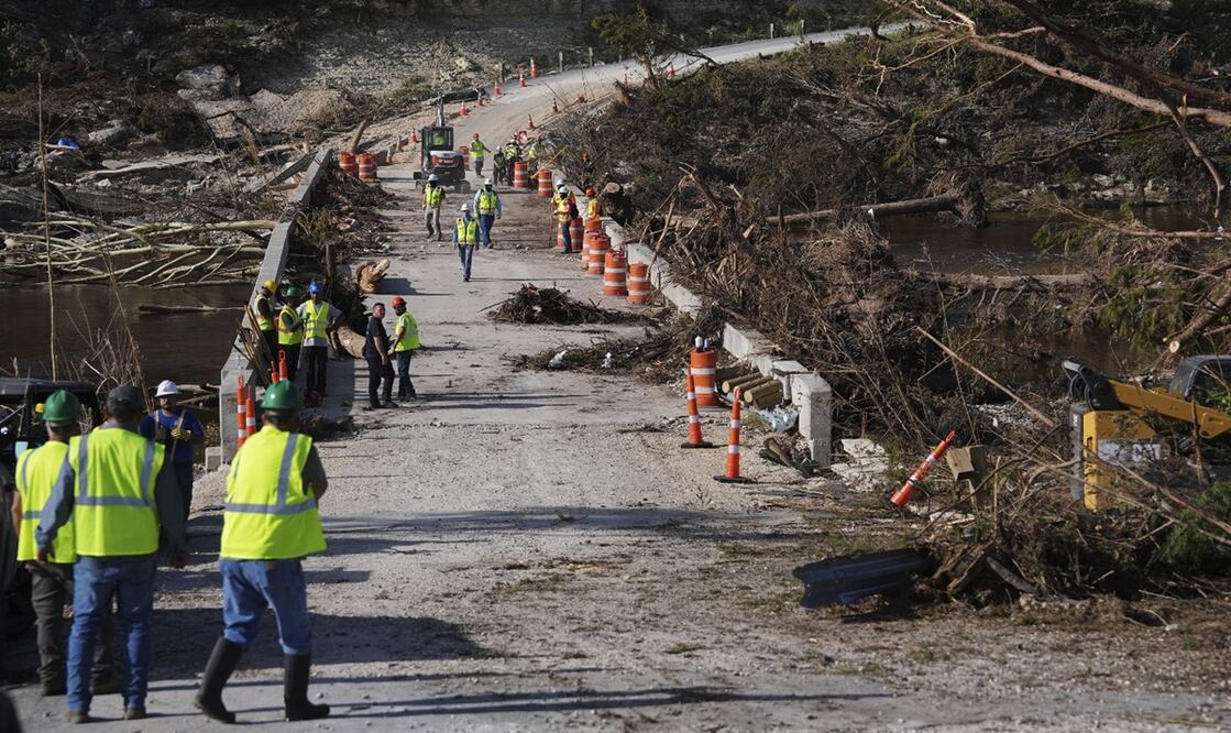 Equipos trabajan en el puente Cade Loop para limpiar los escombros tras la inundación del río Guadalupe, el jueves 10 de julio de 2025, en Ingram, Texas. Foto: AP