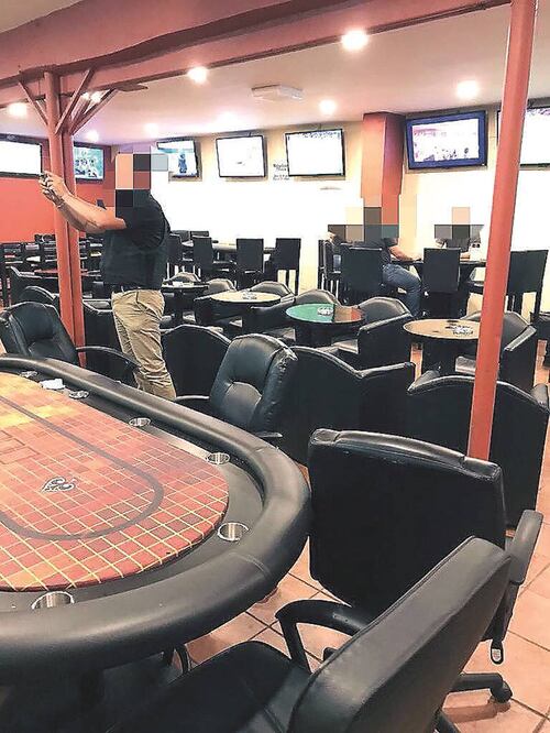 El sábado, personal de gobierno del estado llevó a cabo la revisión de los establecimientos, uno aparentaba ser un “cibercafé ” (ESPECIAL)