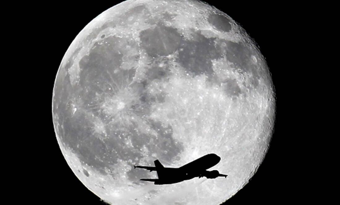 La coloración que se apreció fue igual al de la mayoría de las lunas llenas, gris pálido y blanco (AP)