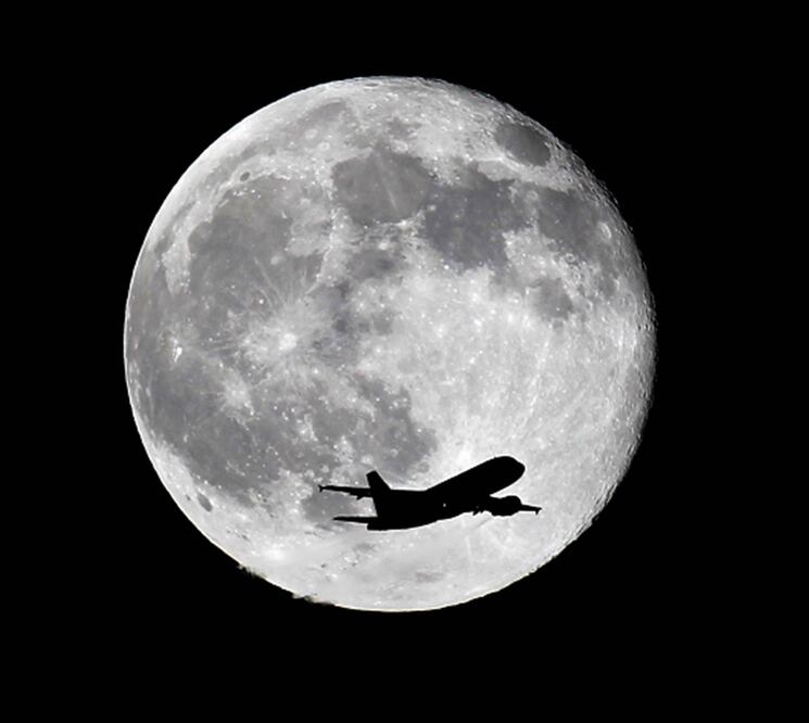 La coloración que se apreció fue igual al de la mayoría de las lunas llenas, gris pálido y blanco (AP)