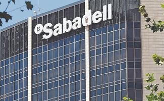 El mexicano David Martínez, que apoyó la OPA de BBVA, renuncia como consejero del Sabadell