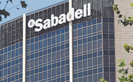 El mexicano David Martínez, que apoyó la OPA de BBVA, renuncia como consejero del Sabadell