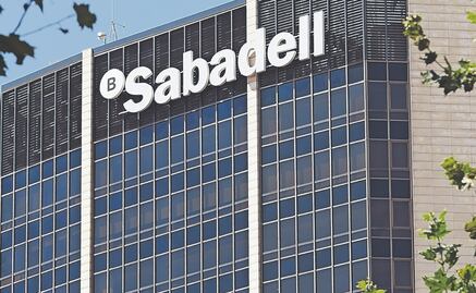 El mexicano David Martínez, que apoyó la OPA de BBVA, renuncia como consejero del Sabadell