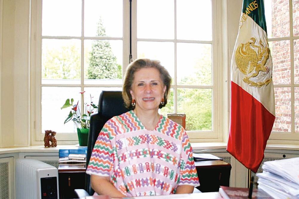 La cónsul general de México en Nueva York, Sandra Fuentes-Berain, atestiguó la entrega de apoyos financieros y reconocimientos a miembros de organizaciones de la sociedad civil (ARCHIVO ELUNIVERSAL)