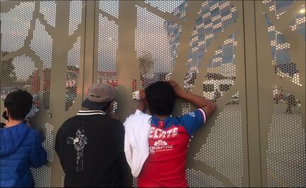 Aficionados reciben a las Chivas en Puebla