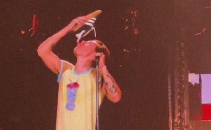 Por "amor" a sus fans, Harry Styles bebe agua de su zapato en pleno escenario 