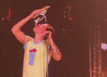 Por "amor" a sus fans, Harry Styles bebe agua de su zapato en pleno escenario