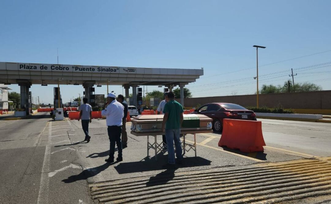 Agricultores colocan ataúd en carretera México-Nogales como forma de protesta por precio de cosechas (10/11/2025). Foto: Cortesía