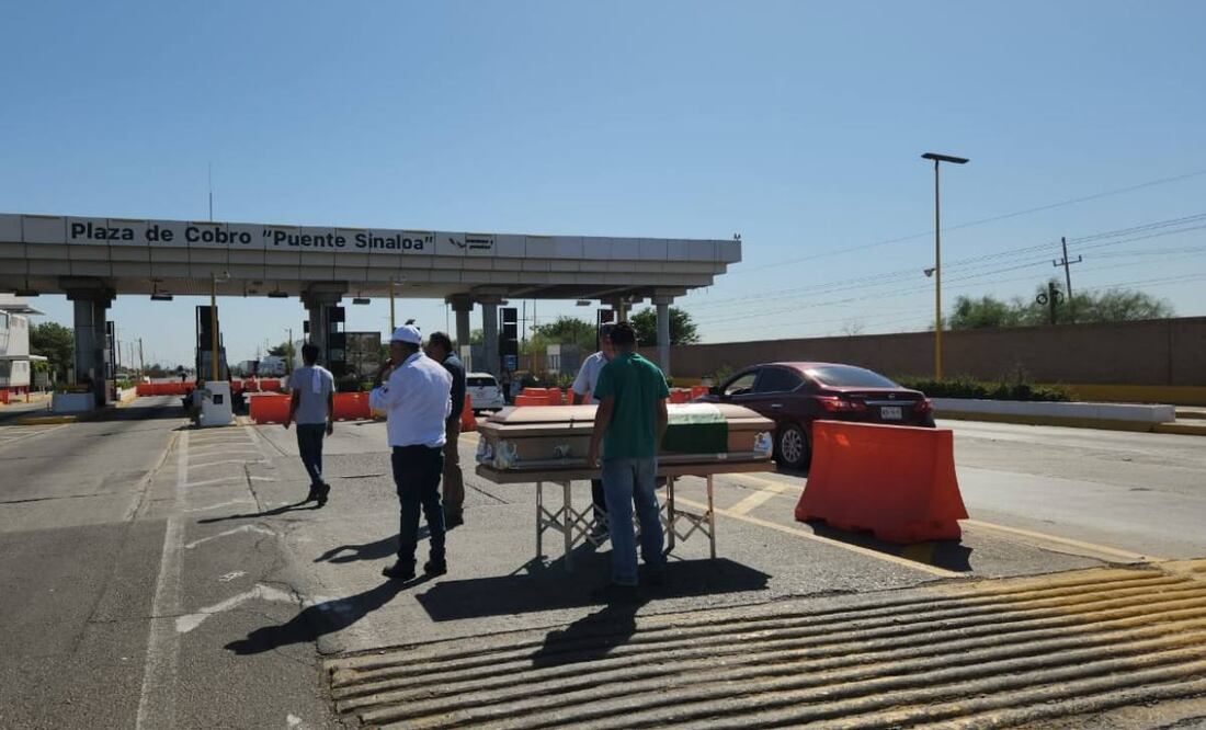 Agricultores colocan ataúd en carretera México-Nogales como forma de protesta por precio de cosechas (10/11/2025). Foto: Cortesía