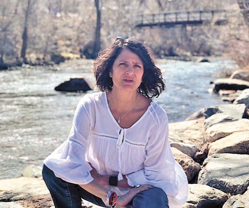 Marcela Arévalo construyó en verso la historia de Cuco, un niño de la montaña que habita Tierra Caliente, quien cuenta por qué su maestro dejó de asistir. CORTESÍA MARCELA ARÉVALO