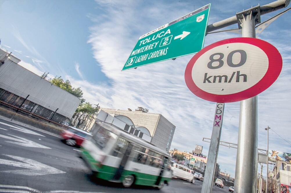 Los choferes de transporte público aseguran que los límites de velocidad establecidos los afectan. Indican que la batalla por el pasaje los obliga a igno ra r los señalamientos que se establecen en el nuevo Reglamento de Tránsito (YADÍN XOLALPA)