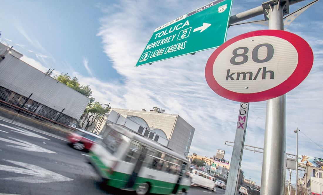 Los choferes de transporte público aseguran que los límites de velocidad establecidos los afectan. Indican que la batalla por el pasaje los obliga a igno ra r los señalamientos que se establecen en el nuevo Reglamento de Tránsito (YADÍN XOLALPA)