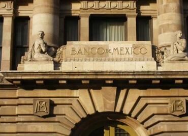 Mexico central bank holds rate steady, but eyes risks from peso