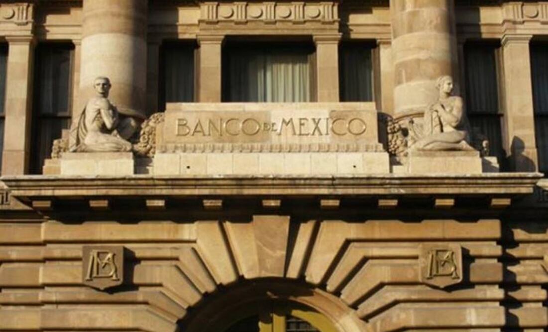 Mexico central bank holds rate steady, but eyes risks from peso