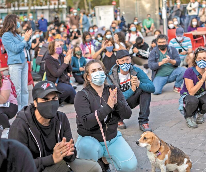 Habitantes de Madrid se manifestaron ayer para exigir más recursos para el personal médico de atención primaria. Foto: BERNAT ARMANGUE. AP