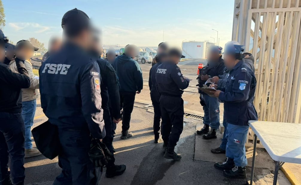 En la intervención, autoridades de Seguridad aseguraron diez tanques de almacenamiento, tres unidades de carga, contenedores y documentación relacionada con los hechos investigados.
(17/29/26)
Foto: Secretaría de Seguridad y Paz de Guanajuato