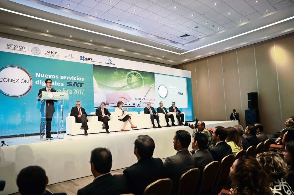 Durante la Expo Feria Digital 2017, el SAT recordó que en agosto iniciará el intercambio de información con 67 países sobre las cuentas de mexicanos en el extranjero para detectar a los que no han declarado. (ALEJANDRA LEYVA. EL UNIVERSAL)