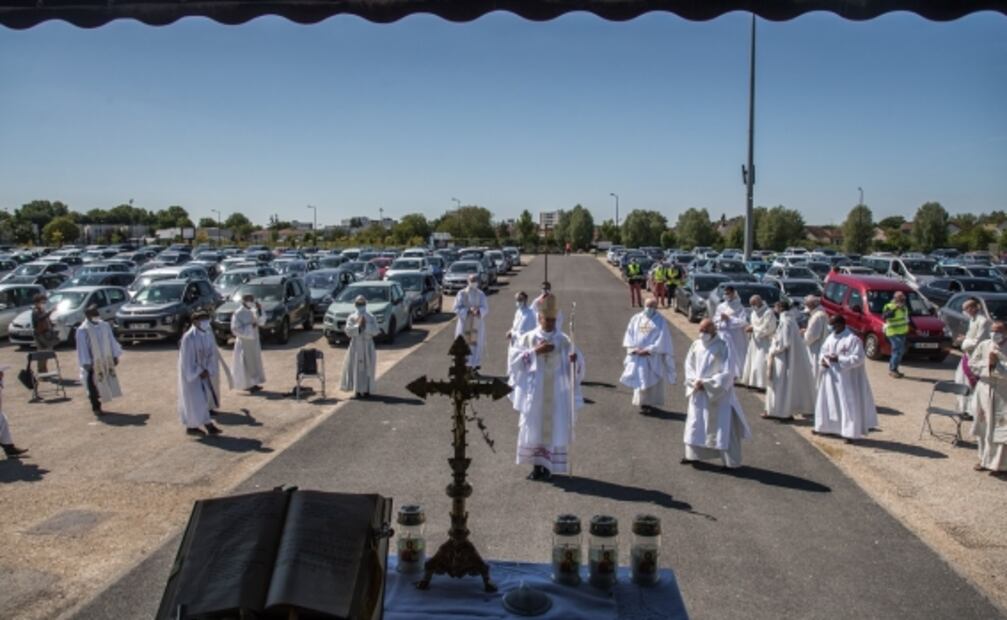 Celebran “misa en coche” con 500 fieles en estacionamiento en París