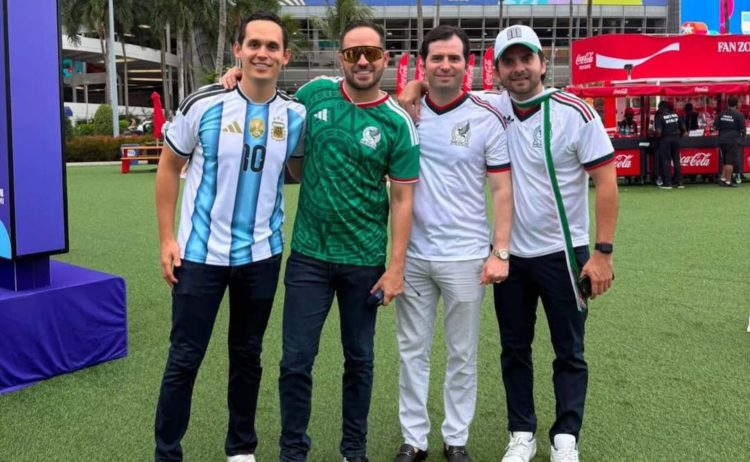 Alcalde de Piedras Negras, Coahuila, (vestido con camiseta verde) presume viaje a Miami; asegura que lo pagó con recursos propios.
Foto: Especial.
