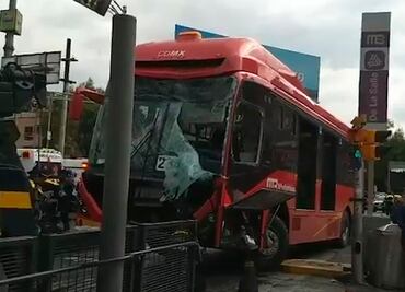 Choque de Metrobús en estación La Salle deja 10 lesionados