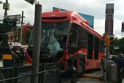 Choque de Metrobús en estación La Salle deja 10 lesionados