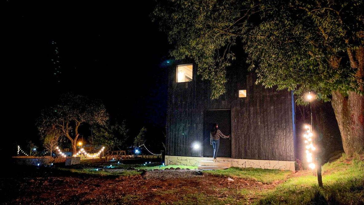 Este alojamiento está conformado por dos tiny houses, construcciones reducidas en tamaño para ahorrar recursos. Fotos: Asteroide B611