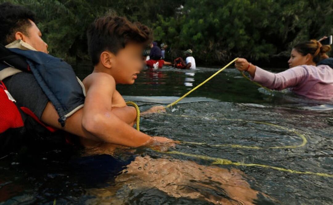 Muchos migrantes cruzan el río nadando sujetándose de una soga. Foto: Getty Images 