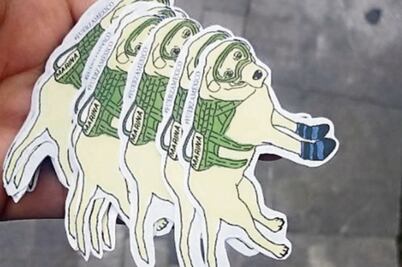 Lanzan calcomanía de la perrita Frida