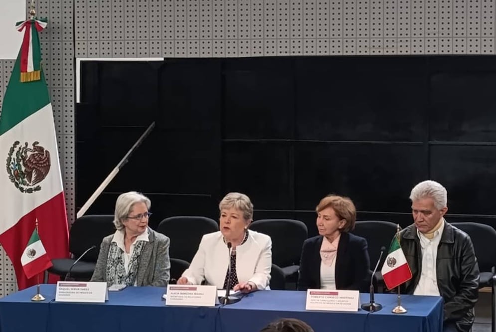 La canciller Alicia Bárcena con el cuerpo diplomático mexicano en Ecuador. Foto: Juan Boites