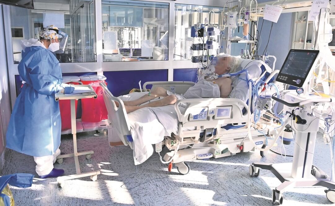 La unidad de cuidados intensivos del hospital de Cremona, en el norte de Italia, donde el gobierno volvió a presionar a los no vacunados. Foto: Miguel Medina /AFP