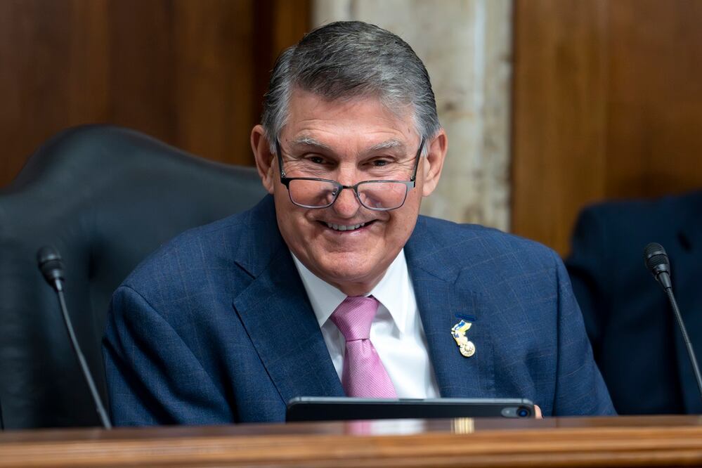 El senador Joe Manchin, demócrata por Virginia, preside una audiencia del Comité de la Cámara Alta de Energía y Recursos Naturales sobre la salud de la red eléctrica, en el Capitolio de Washington, el 1 de junio de 2023. Foto: AP