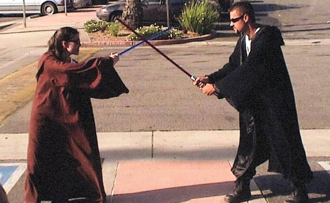 Cientos de fans de Star Wars se apostaron sobre las banquetas del Hollywood Boulevard por hasta seis semanas para comprar los primeros boletos del Episodio III de la saga en 2005, cuando se creía que no habría más películas en la franquicia. Foto: X.