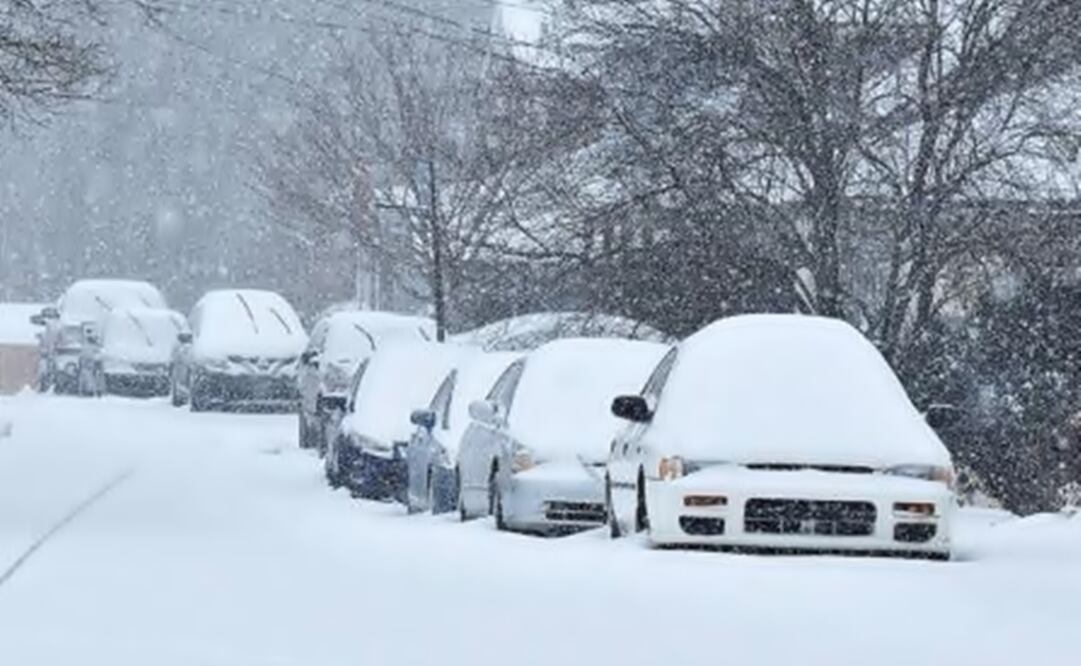 Snow-covered cars became a common sight in the path of the storm. (Photo: EFE)