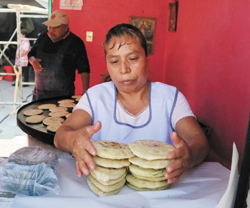 Los fabricantes utilizan el grano de elote natural, mientras que la cal la sacan directo de la piedra. A la semana venden un aproximado de 150 kilos de masa, también elaboran más de 90 docenas de productos que comercializan. Fotos: FERNANDA ROJAS