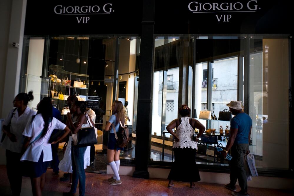 Con la llegada de los primeros locales de L´Occitane, Mont Blanc y Lacoste, la Manzana de Gómez se ha convertido en un fenómeno sociocultural desde que abrió hace pocas semanas y los cubanos se pasean azorados por sus corredores brillosos.