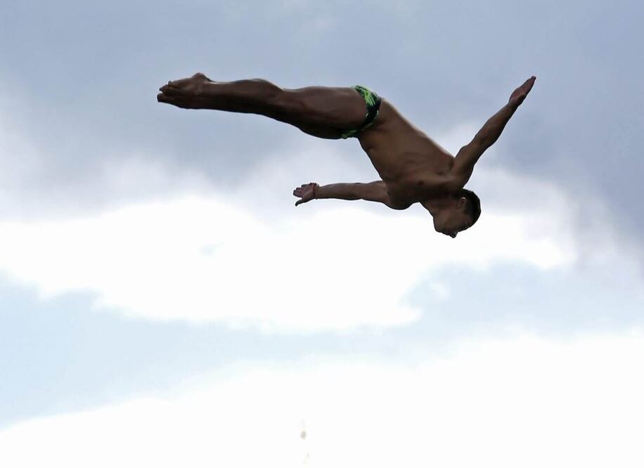 El mexiquense es de los mejores del orbe desde la plataforma de 27 m (TOLGA BOZOGLU. EFE)