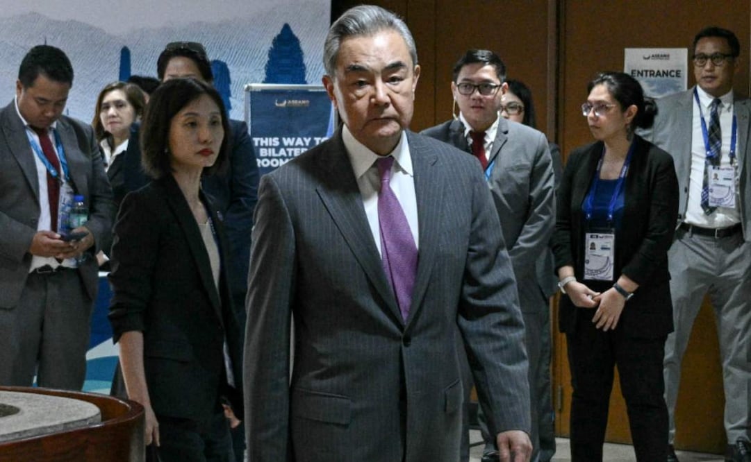 El ministro de Asuntos Exteriores de China, Wang Yi, camina antes de una reunión bilateral con el secretario de Estado Marco Rubio, al margen de la reunión de ministros de Asuntos Exteriores de la Asociación de Naciones de Asia Sudoriental (ASEAN) en Pasay, Gran Manila (Filipinas), el miércoles 22 de julio de 2026. Foto: AP