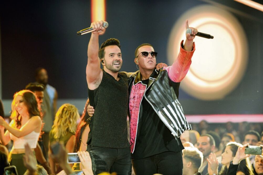 Fonsi y Yankee en la entrega de los Billboard Latin Music, donde interpretaron el sencillo, que en sus primeras 24 horas en VEVO, rompió récord con más de 5 millones de vistas. (SERGI ALEXANDER. AFP)