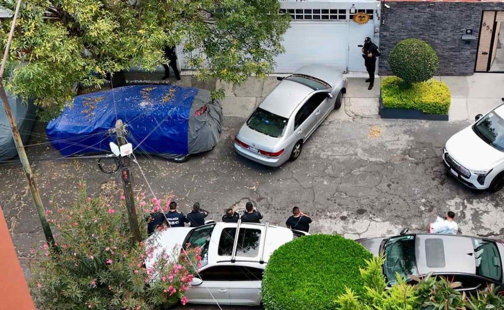 Una pareja fue asesinada a tiros al interior del número 655 de la calle Pernambuco esquina con Montiel de la colonia Lindavista. Peritos de la Fiscalía de la CDMX se encuentran realizando las diligencias en el lugar.
Foto: Valente Rosas.
