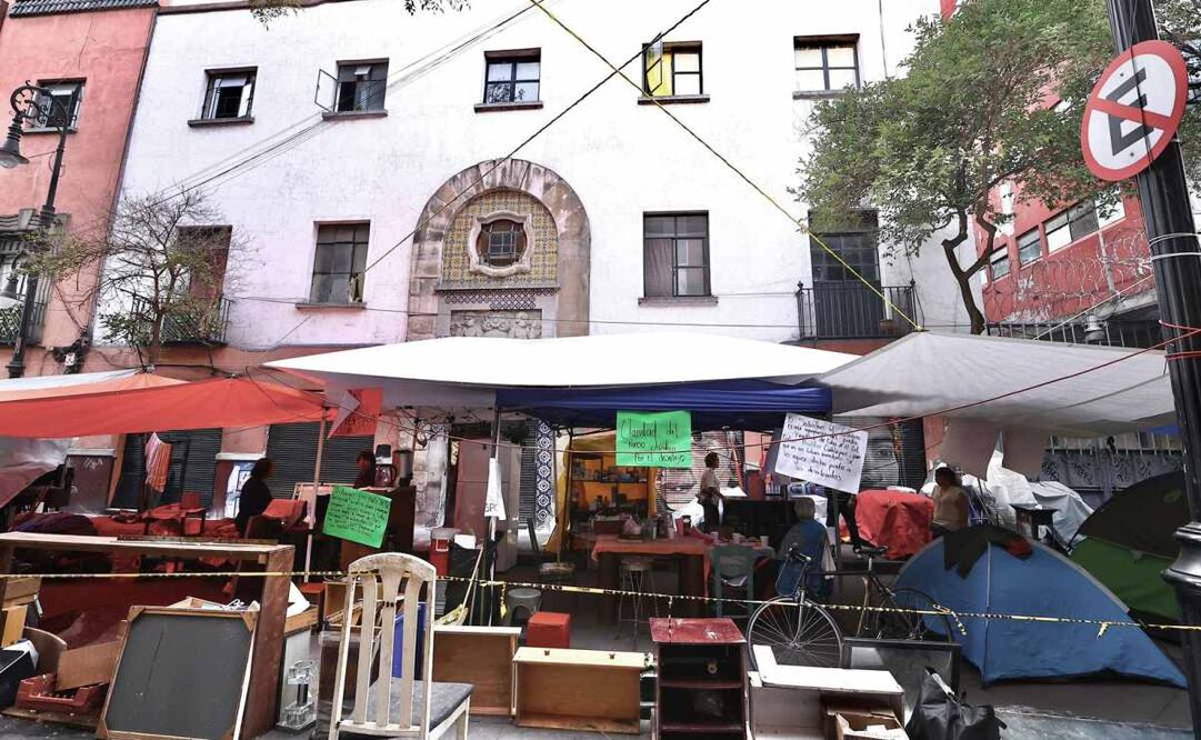 Vecinos desalojados de Republica de Cuba hacen guardias nocturnas (07/09/2025). Foto: Berenice Fregoso / EL UNIVERSAL