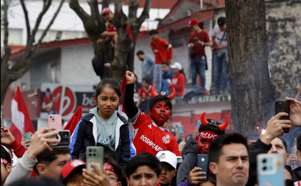 Integrantes del equipo de los Diablos Rojos festejan con aficionados la consecución del campeonato de la Liga MX de futbol en la ciudad de Toluca, el lunes 26 de mayo de 2025. Foto: Arturo Hernández/EL UNIVERSAL