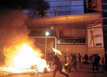 Piñera cede y suspende alza en tarifa del Metro