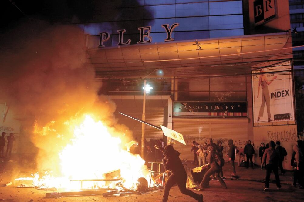 Los manifestantes chilenos, que protestaron contra el alza en la tarifa del transporte, destrozaron el inmobiliario urbano en Valparaíso. Foto: RODRIGO GARRIDO. REUTERS